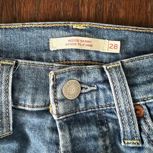 EUC Levi’s Wedgie Skinny medium light wash sz 28 - Picture 6 of 6